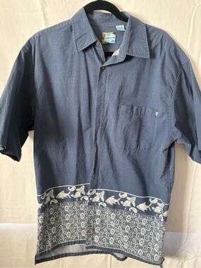 Blue Short-Sleeve Button-Down Shirt with Printed Hem